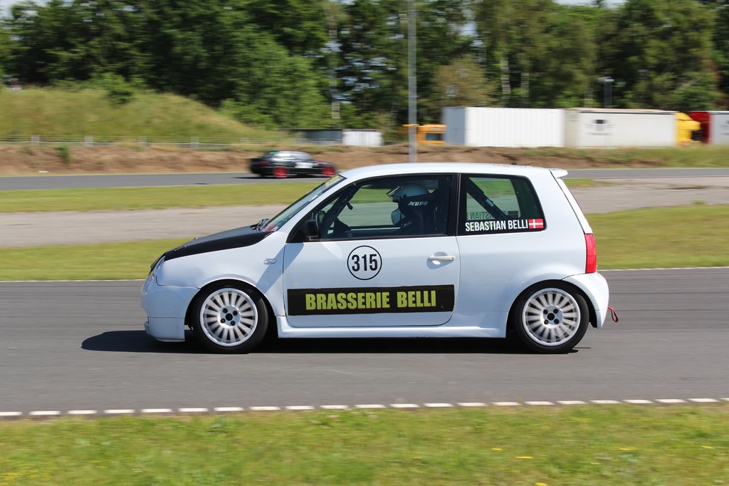 Sebastian Belli havde virkelig fart i den lille hvide VW Lupo i Division 3 i denne weekend
(Foto: JJ Media)